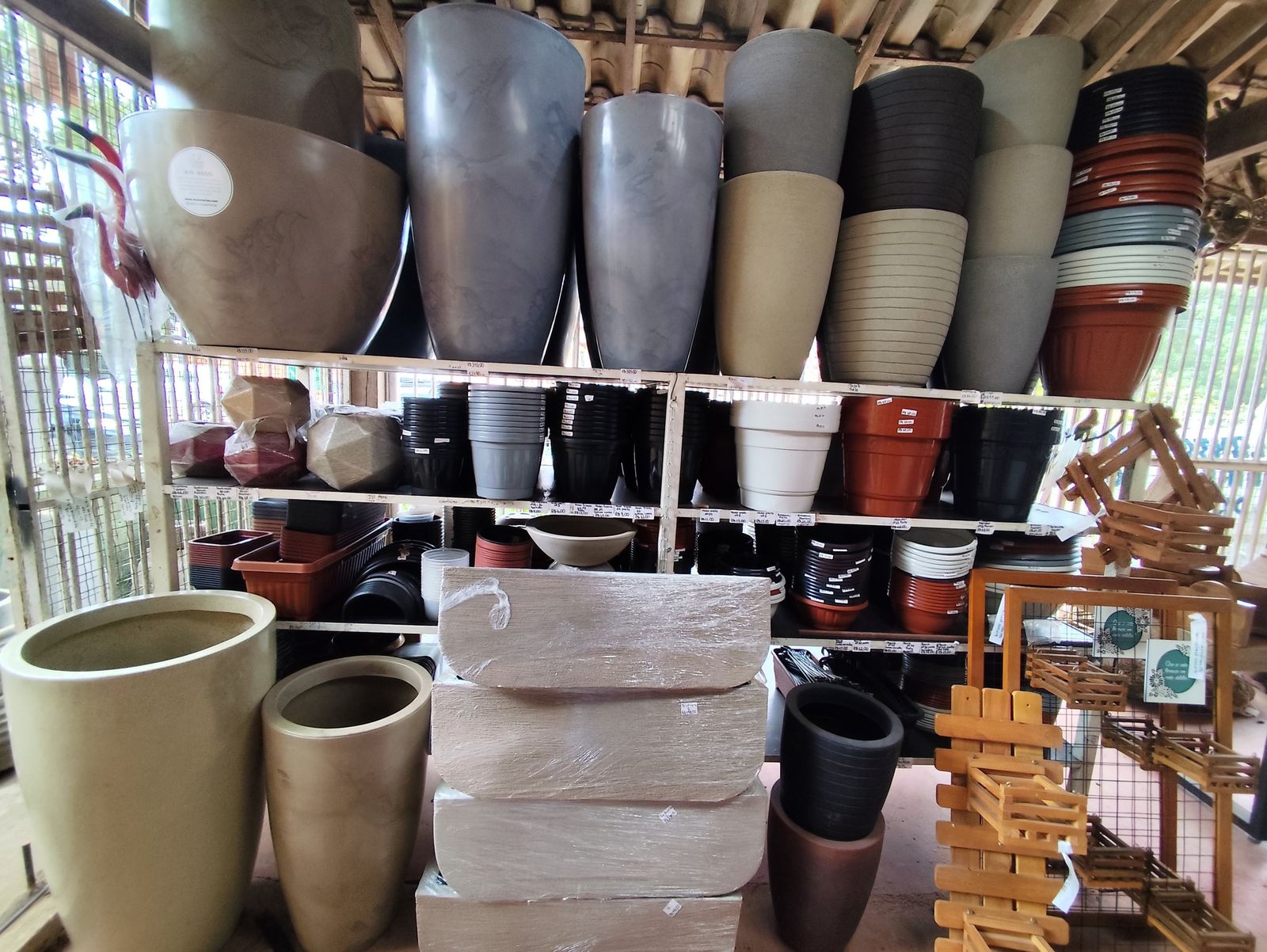 Vasos de cimento e coloridos de vários tamanhos
